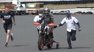 体が不自由でもバイクに 日本唯一の団体がサポート