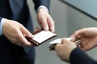 コロナ禍の「名刺交換」減少で企業の経済損失は約21.5億円!? 商談のオンライン化で注意すべきこと