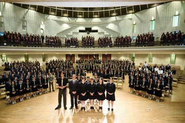 目黒蓮さんが女子校にサプライズ登場！全国初の“サングラス着用解禁”で「目の健康の大…