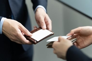 コロナ禍の「名刺交換」減少で企業の経済損失は約21.5億円!? 商談のオンライン化で注意すべきこと