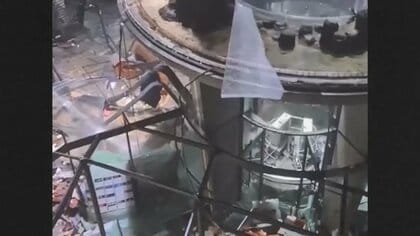 熱帯魚1500匹と水1000tが流出…“世界最大の水槽”破裂　設置から18年、接着部分が劣化か