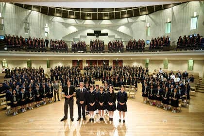 目黒蓮さんが女子校にサプライズ登場！全国初の“サングラス着用解禁”で「目の健康の大切さを伝えていきたい」紫外線対策クイズも