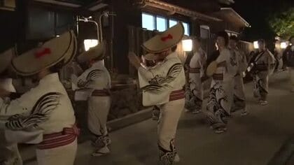 観客魅了！鉱山の街で幻想的な“夜の御前踊り”「世界遺産の町並みと素晴らしい芸能見て」新潟・佐渡市