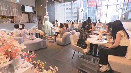「ウエディング」がテーマのカフェ　結婚式情報等の発信企業が運営　華やかなドレスが飾られ写真を撮れるスタジオも