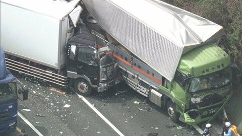 渋滞中に8tトラックが追突、さらに後ろから10tトレーラーが追突　東名阪道上りで4台絡む事故　50代男性2人ケガ　三重・四日市市