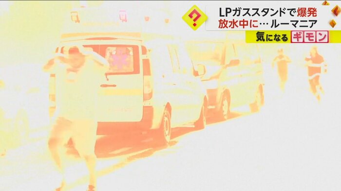 爆発から逃げる男性。周囲が光に包まれる
