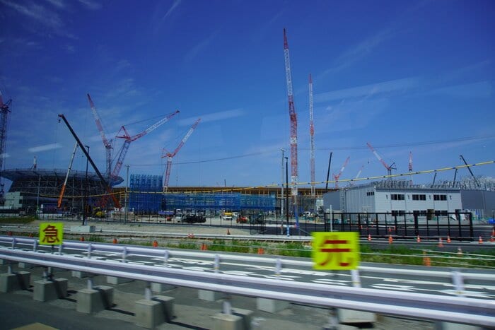 大量のクレーンが並ぶ万博の建設現場