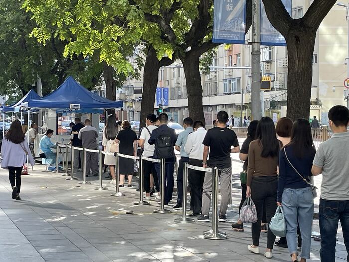 PCR検査に並ぶ人々