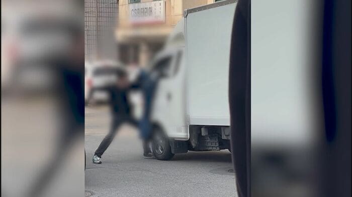 トラックのドアを殴る男からは、大麻の陽性反応が出た(提供:ソウル警察庁)