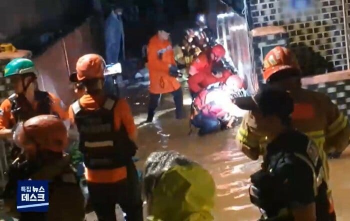 半地下に閉じ込められた一家3人の救出作業(韓国MBCニュースより)