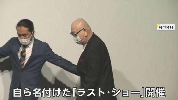 トークショーではスタッフに付き添われ登壇