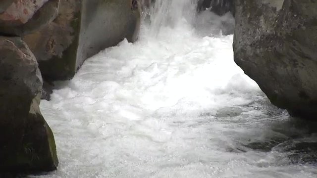 滝つぼには逆流の渦 ライフジャケットを着ていても出るのは困難