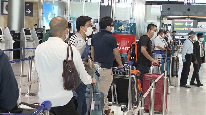 ベトナムに飛び立つビジネス関係者ら 25日・成田空港