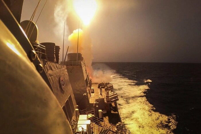 巡航ミサイルやドローンを撃墜するためイージス駆逐艦「カーニー」から発射されるSM-2迎撃ミサイル(米国防総省公式画像)