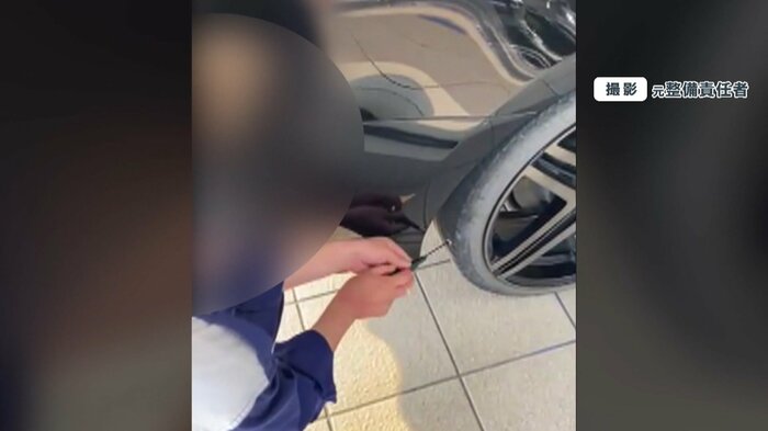 告発動画。顧客の車のタイヤにネジを突き立て、パンクさせている