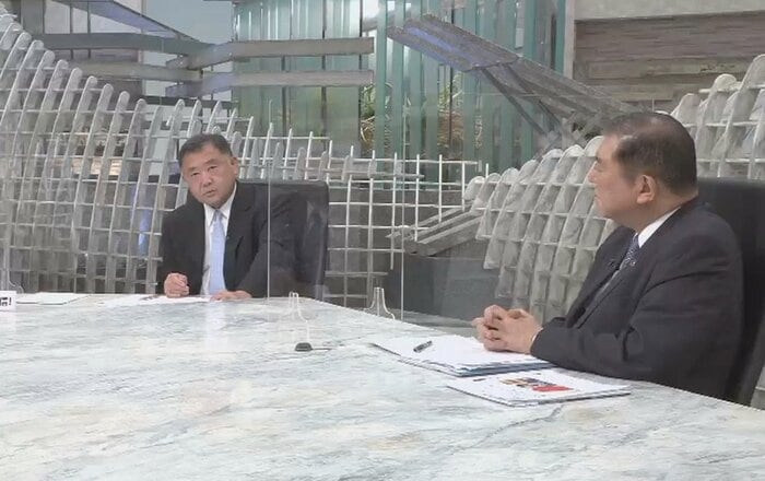 石破茂 自民党元幹事長(右)、反町理キャスター