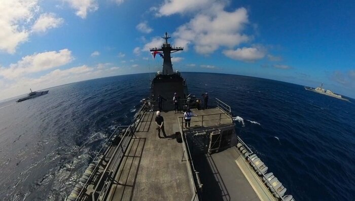 隊列を組むフィリピン沿岸警備隊の巡視船（左）とアメリカ軍のミサイル駆逐艦「デューイ」（右）