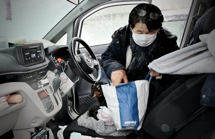 りんちゃんと過ごす車内は避難のため荷物があふれていた(写真提供:ピースワンコ・ジャパン)