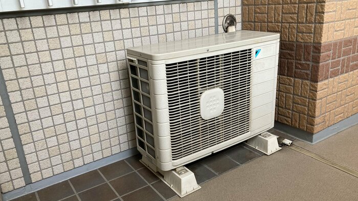 室外機はしっかりと固定を(提供:ダイキン工業株式会社)