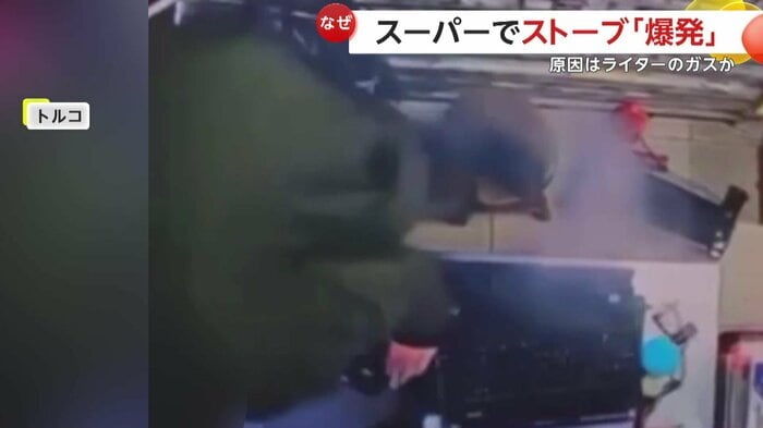 カウンターによじ登る店員(IHA)