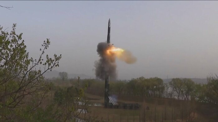 筒から飛び出した後、空中で点火する「火星18型」