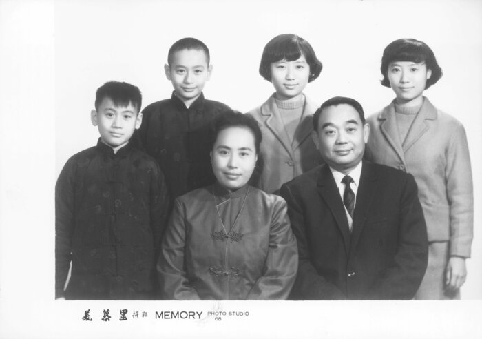 家族と 14歳の頃 台湾・台南 Courtesy of Ang Lee