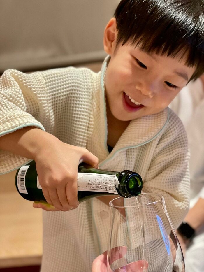 旅先で「今日は楽しい時間をありがとうね」などを言いながらお酌をする長男くん