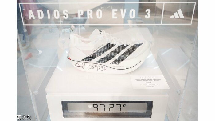 ロンドンのアディダスストアに展示されたサウェ選手のシューズ