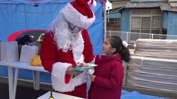子供たちにお菓子のプレゼント