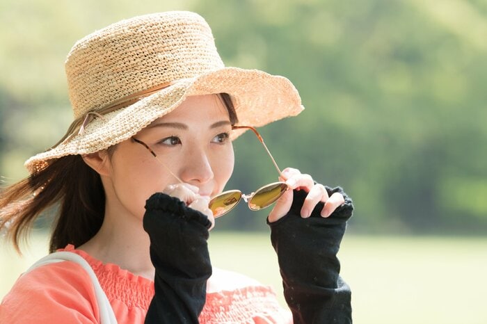 帽子やサングラスは外す必要がある(画像はイメージ)
