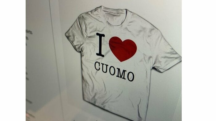 2020年春、ネット通販サイトには「クオモTシャツ」が並んだ