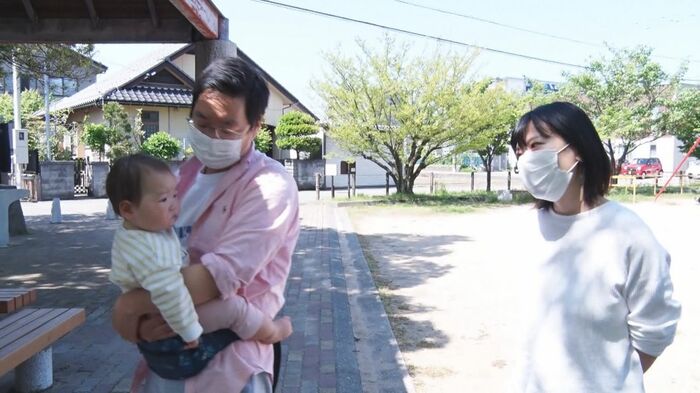 公園で散歩する小川さん一家