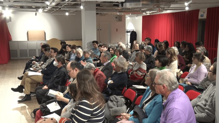 小説家・柴崎友香さんと翻訳家ポリー・バートンさんのロンドンで行われたトークショーに集まった観客