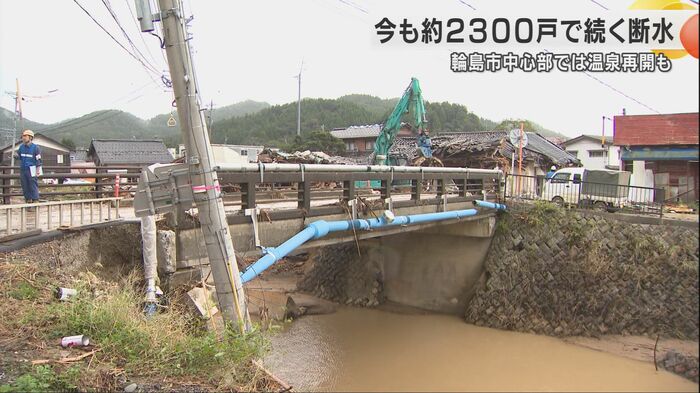 橋に沿って渡された水道管も破損した