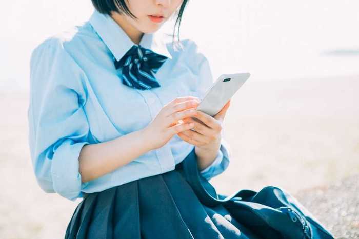 大人の世界に簡単に入り込める怖さ…親も知らないSNSを使う子どもたち