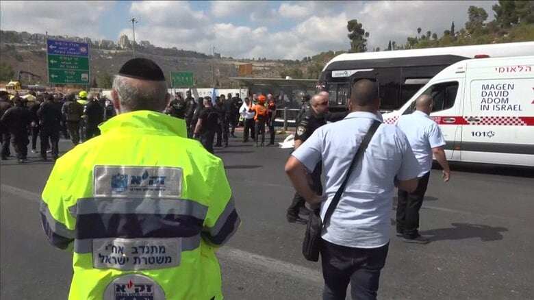 エルサレムで銃を持った2人がバスで発砲6人死亡10人負傷　イスラエル軍は「パレスチナ人によるテロ」と発表　ハマスは「英雄的な作戦」と声明｜FNNプライムオンライン