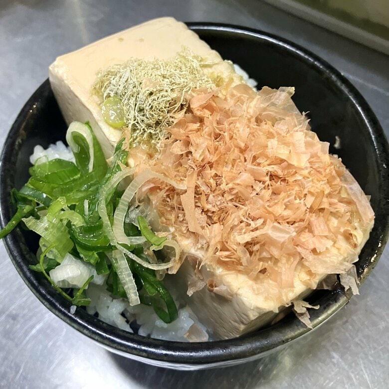 ラーメン店『拉ノ刻』が居酒屋に進化…関西風出汁おでんと名古屋味噌おでんの食べ比べや刺し盛りも味わえる店｜FNNプライムオンライン