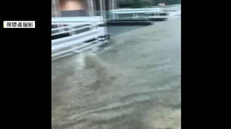 川の水が道路にあふれ…氾濫危険水位に達するも「避難指示」は約1時間後　想定超える雨に判断追いつかず「指示遅れてしまった」福岡市｜FNNプライムオンライン