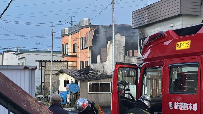 【速報】2階建て木造住宅で火災“内部ほぼ全焼”…1階焼け跡から性別不明の遺体―住人か？警察が身元の確認急ぐ＜北海道旭川市東光8条2丁目＞｜FNNプライムオンライン
