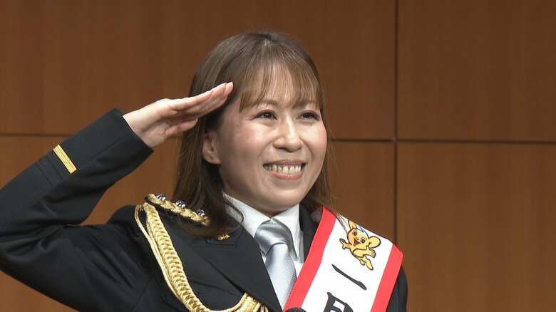 歌手の小川みすずさんと「歌って踊って」交通安全呼びかけ　警視庁大崎警察署｜FNNプライムオンライン
