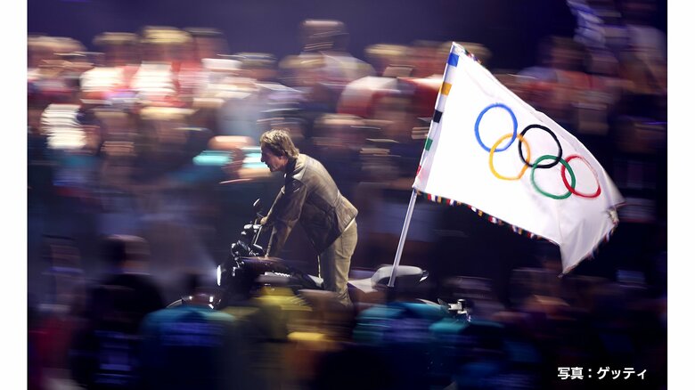 パリ五輪閉会式　ロサンゼルスへ「ハンドオーバー」　トム・クルーズさんが登場しオリンピック旗を“運ぶ”｜FNNプライムオンライン