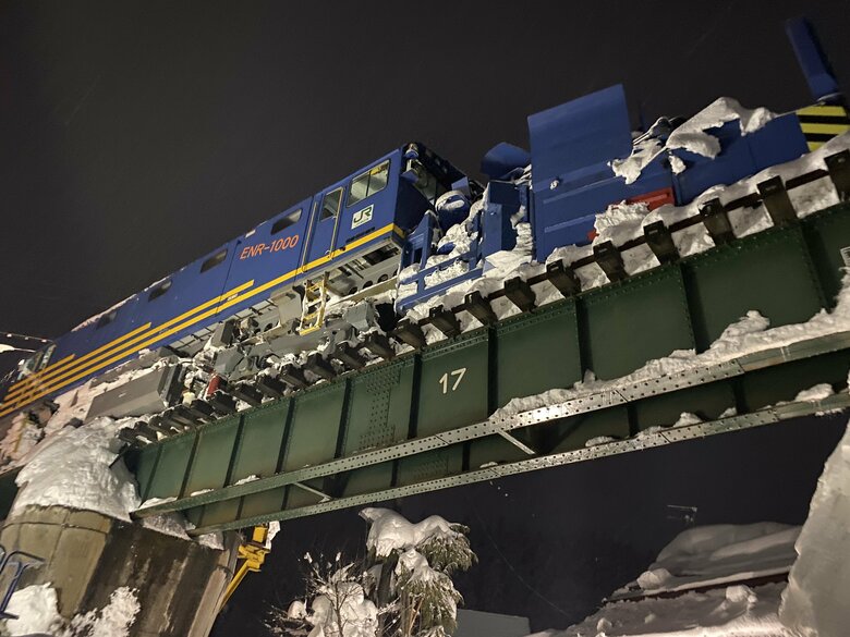 国道にかかる橋の上で…JR飯山線の線路除雪を行っていた除雪車が脱輪　復旧完了も運転運転再開の目途立たず　新潟｜FNNプライムオンライン