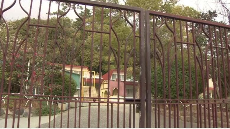 関西大学幼稚園に男が侵入　女性職員を羽交い締めにして立てこもり　駆けつけた警察官に現行犯逮捕される｜FNNプライムオンライン