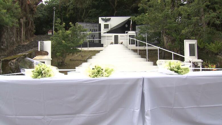 小桜の塔に天皇ご一家が供えられた花束