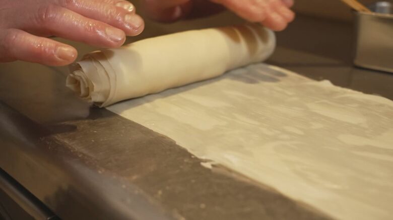 生地を薄く伸ばして筒状に