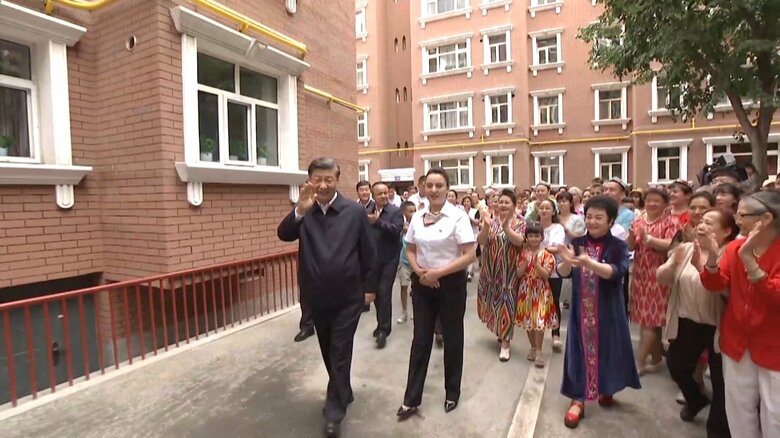 大学や博物館などの施設を視察「共産党指導部は少数民族の文化の伝承を大切にしている」と習主席