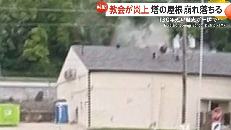 米・ミズーリ州で林を抜けてきた車が建物の屋根に落下する瞬間②