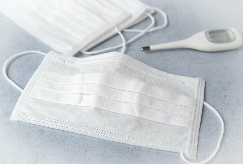 避難袋には、マスクやアルコール消毒液、体温計なども入れておくと良いだろう