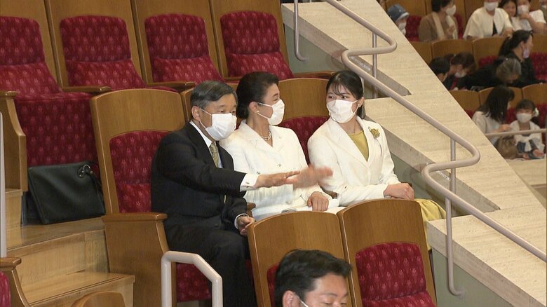 陛下のネクタイと愛子さまのワンピースはマスタード色で、色味を揃えた装いだった。