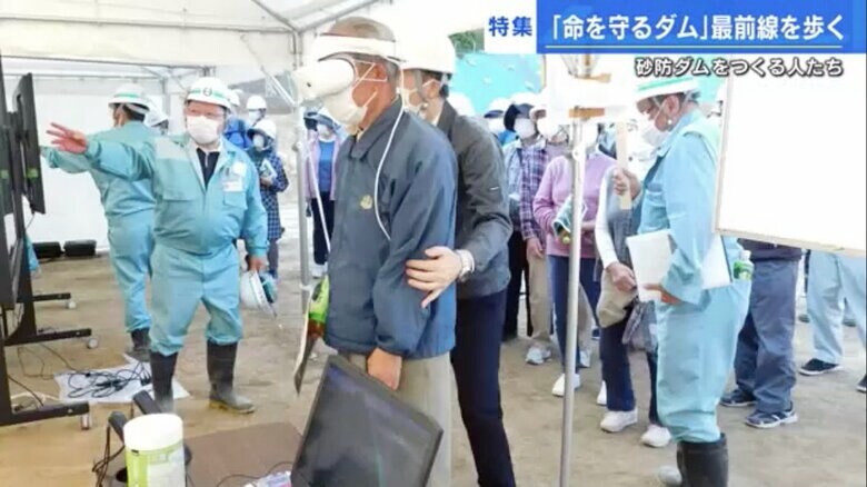 地域住民へVRでダムの完成イメージを見せる説明会